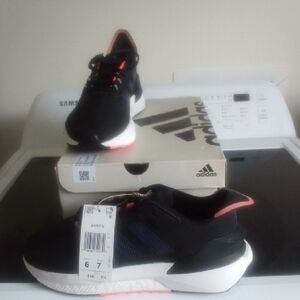 NWT NIB Adidas Avryn Trainers Unisex